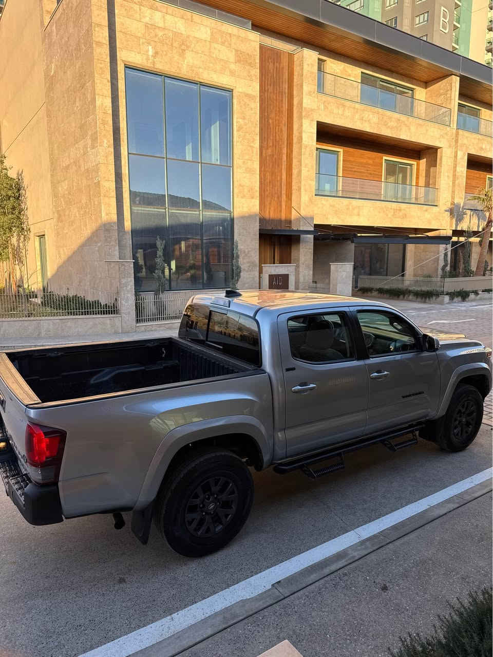 ‏Toyota Tacoma 2023
تويوتا تاكوما ٢٠٢٣

مواصفات SRS
(شاشة-الكاميرا الخلفية-رادار-كشن كهربائي تحكم ستيرن-لايت زينون-)
‏AWD-دفع رباعي

مكينة ٦سلندر حجم ٣.٥لتر 
ماشية ٦٨٠٠٠ فقط

السيارة كلش حلوة و نظيفة 
بس مكانين تعديل بارد  بجم كبس
رقم الشاصي 
‏3TMCZ5AN7NM475112

رقم سليمانى
مكفولة من كير و محرك و كهربائيات

و ب سعر(2٧٥$)ورقة و بيها مجال للطيبين

مكان السيارة 
سليمانيه
‎رقم موبیل
*********** السليمانية, العراق
