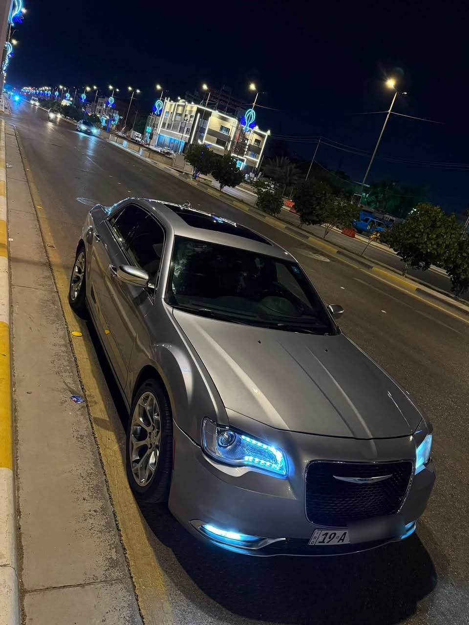 السلام عليكم
كرايسلر 300c  بلاتينيوم مديل 2016 دخول جديد قبل شهر كتاب ضباط  لون رمادي سيارة وارد كندي 
سيارة فول مواصفات فقط رادار مابيه سيارة مابيه دواخل 
يعني يرباك سليم  حادثهة جاملغ  ايسر وخيفه ومصلح نفسه بارد 
رقم كربلاء مداور ثاني يوم 
مكاني كربلاء *********** 
سعر 270 وبيه مجال
