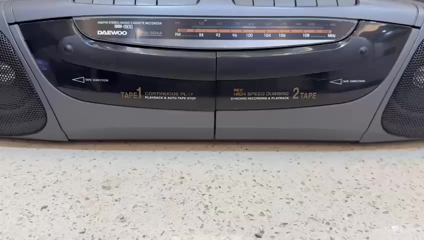 مسجل كاسيت مزدوج من ماركة دايو الكورية. 
يحتوي على راديو FM+AM.
يتميز بخاصية التشغيل المستمر بين شريطي الكاسيت (Continuous Playback) ( السعر 50 الف )


**إذا كنت صاحب هذا الإعلان وتريد حذفه لأي سبب، رجاءا أرسل رسالة إلى الدعم الفني**