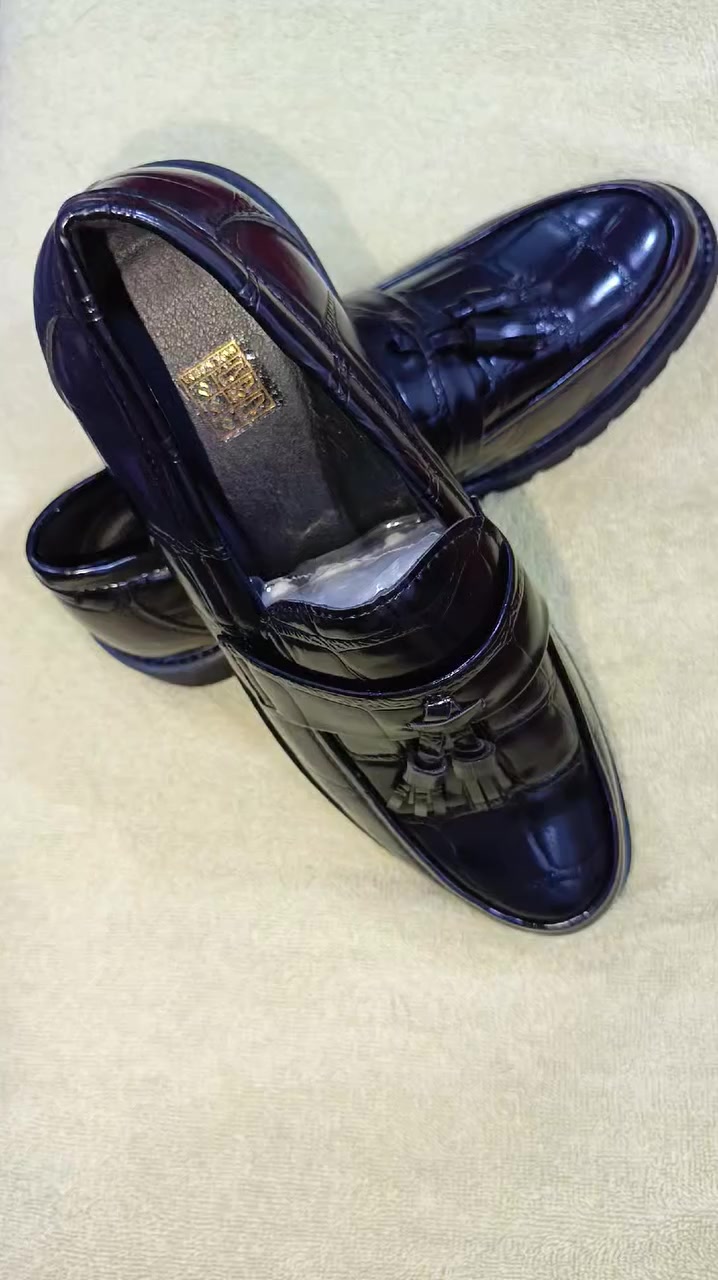 حذاء جلد بالكارتون أوربي نوعيه ممتاز قيمه وشايف خير 
ه‍ ‍‍***********
