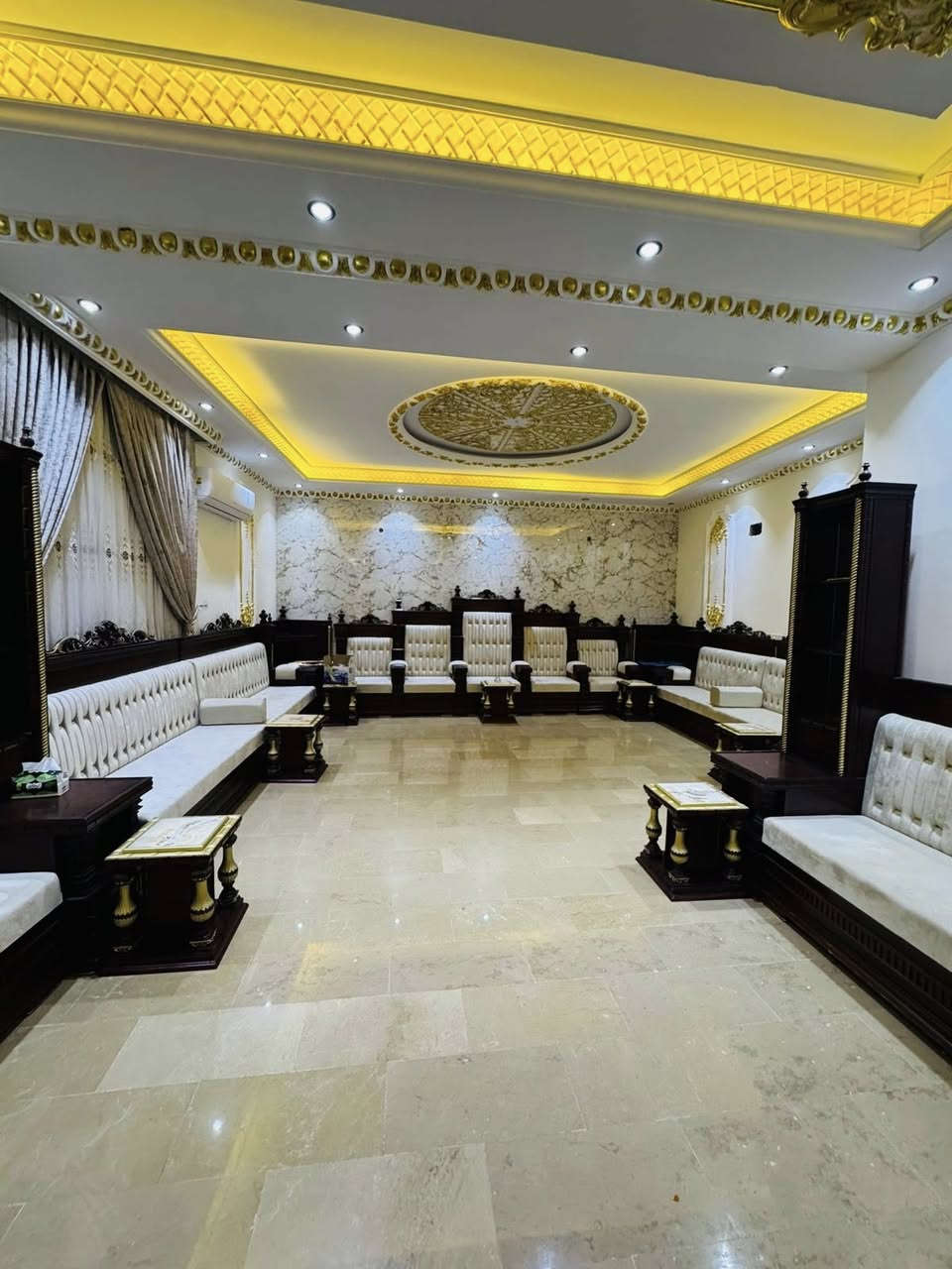 اللهم صلي وسلم وبارك ع نبينا محمد وآله وصحبه وسلم ❤️فله البيع مسحة 700متر تحتوي ع خمس غرف مساحة الغرفه 5في 8اصغر غرفه 5في اربعه غرفتين اسويت تحتوي ع ديوان طول 25متر مثث تباع مع الأثاث سند 25رحمه الولديكم وجزاكم الله خير المايشتري إلا يعلق ويكسر بحلال الناس ملاحظه وطول المطبخ 8متر في خمسه شغل كله درجه أولى رقم الهاتف واتساب متوفر ***********💐السعر 950مليون العنوان البكرية مال الغزاليه بناء حديث 2025
