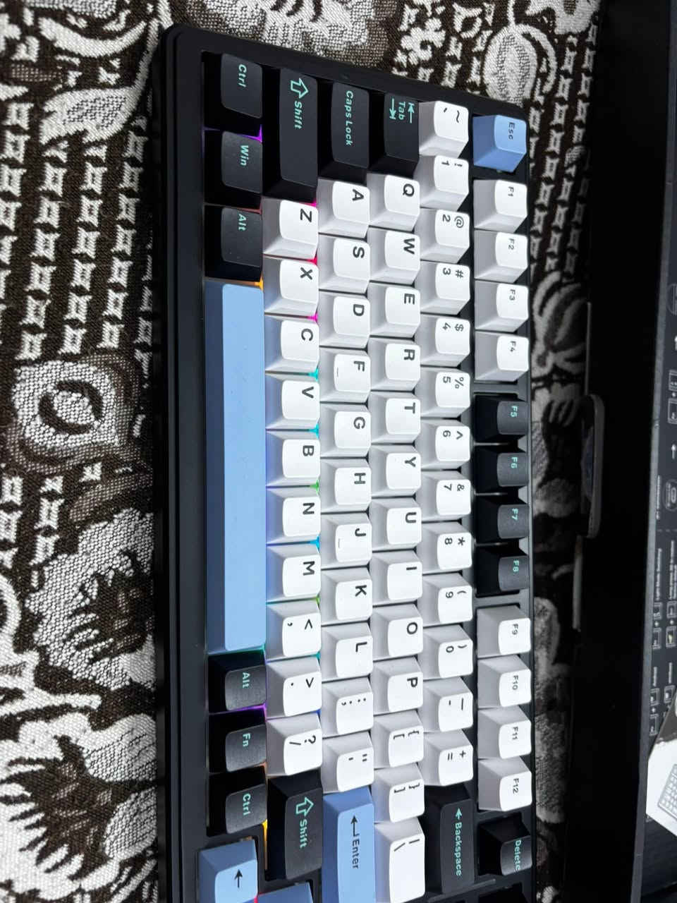السلام عليكم للبيع كيبورد F99
99-KEY MECHANICAL KEYBOARD
السعر 55 الف القطعة


**إذا كنت صاحب هذا الإعلان وتريد حذفه لأي سبب، رجاءا أرسل رسالة إلى الدعم الفني**