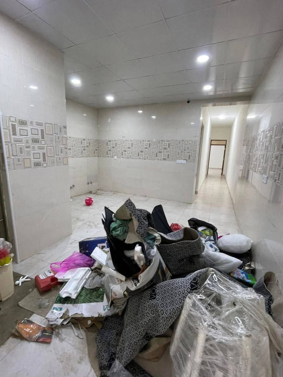 للأيجار مشتمل طابق ارضي مودرن مساحه 250 م #السيديه
(معزول عزل تام )🔱🔱

يحتوي على 2 نوم وصاله ومطبخ وصاله وهول حولي وخدمات عدد 2 والصاله سويت + كراج سياره كبير 📍🔱

* يحتوي المشتمل على مدخلين ✅

الموقع السيديه مربع الاقتصادين📍

الأيجار مليون قفل 🔒🔒

***********
_______________________________________
للأستفسار اكثر تفضلو بزياره مكتب الطائي للعقار 💎
السيديه شارع المركز عماره عالم الجوكر ✔️

او الأستفسار ع الارقام ادناه 📞↘️↘️ (متوفر واتساب )📌🔛
