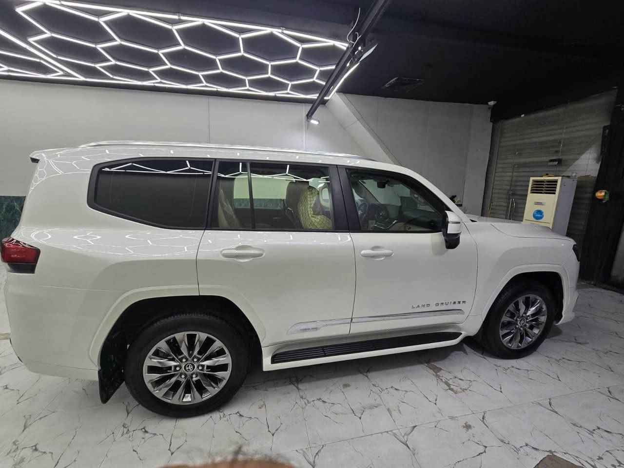 لاندكروزر ( GXR ) باب اول اصل ساز 
موديل : 2024
محرك : 4000 ( تنفس طبيعي ) 6 سلندر
العداد : 35 الف km
رقم : بغداد ( تحويل مباشر ثاني يوم )  
مواصفات : 
بصمه تشغيل
بصمة ابواب 
سلايد روف
كشنات كهرباء 
تبريد ثلاث قطع 
شاشة تطبيق اصل عدد 3 
دخول ذكي 
حساس امامي 
حساس خلفي 
ثلاجه 
صندوق كهرباء 
اوتوهولد 
هندبريك بصمه 
شاحن واير ليس 
زراك لايت امامي
تبريد كشنات
تحكم استيرن جهتين 
داخل جلد 
العنوان : بصره /جزائر 
رقم الهاتف :

علماً السياره بيه صبغ بنيد احثر دحجه خفيفه PDR فقط بنيد
للاستفسار الاتصال على الرقم *********** البصرة, العراق
