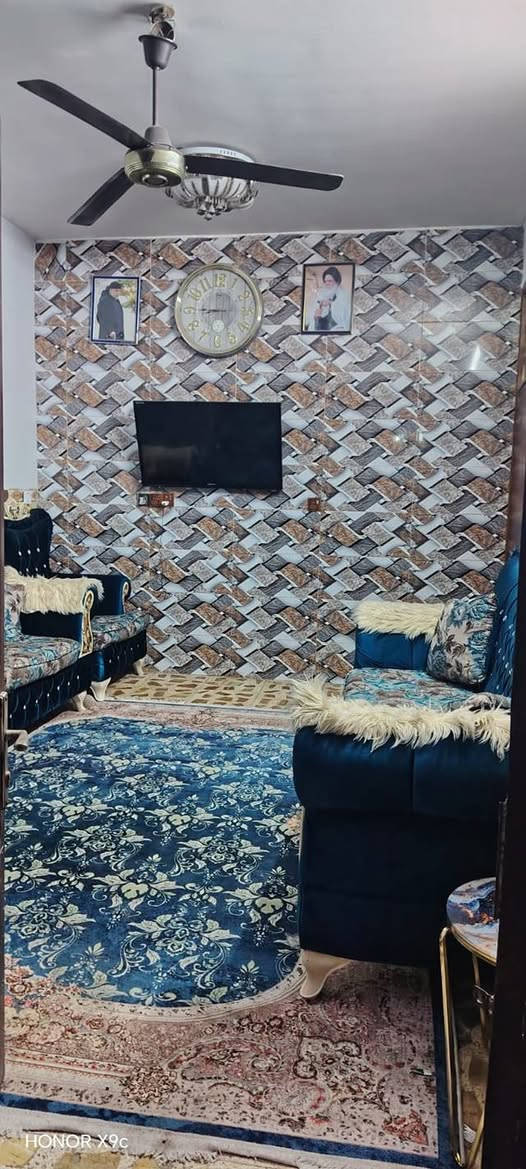 السلام عليكم بيت البيع مساحه100م طابقين طابق الاول يحتوي عله طرمه+خدمات ستقبال+صاله +خدمات+منور +عرفه نوم طابق ثاني غرفتين نوم كبار +خدمات بيت نضيف وحلو عنوانه بلشعب نهايت شارع صحه زراعي سند 25الستفسار اكثر اتصل +***********
