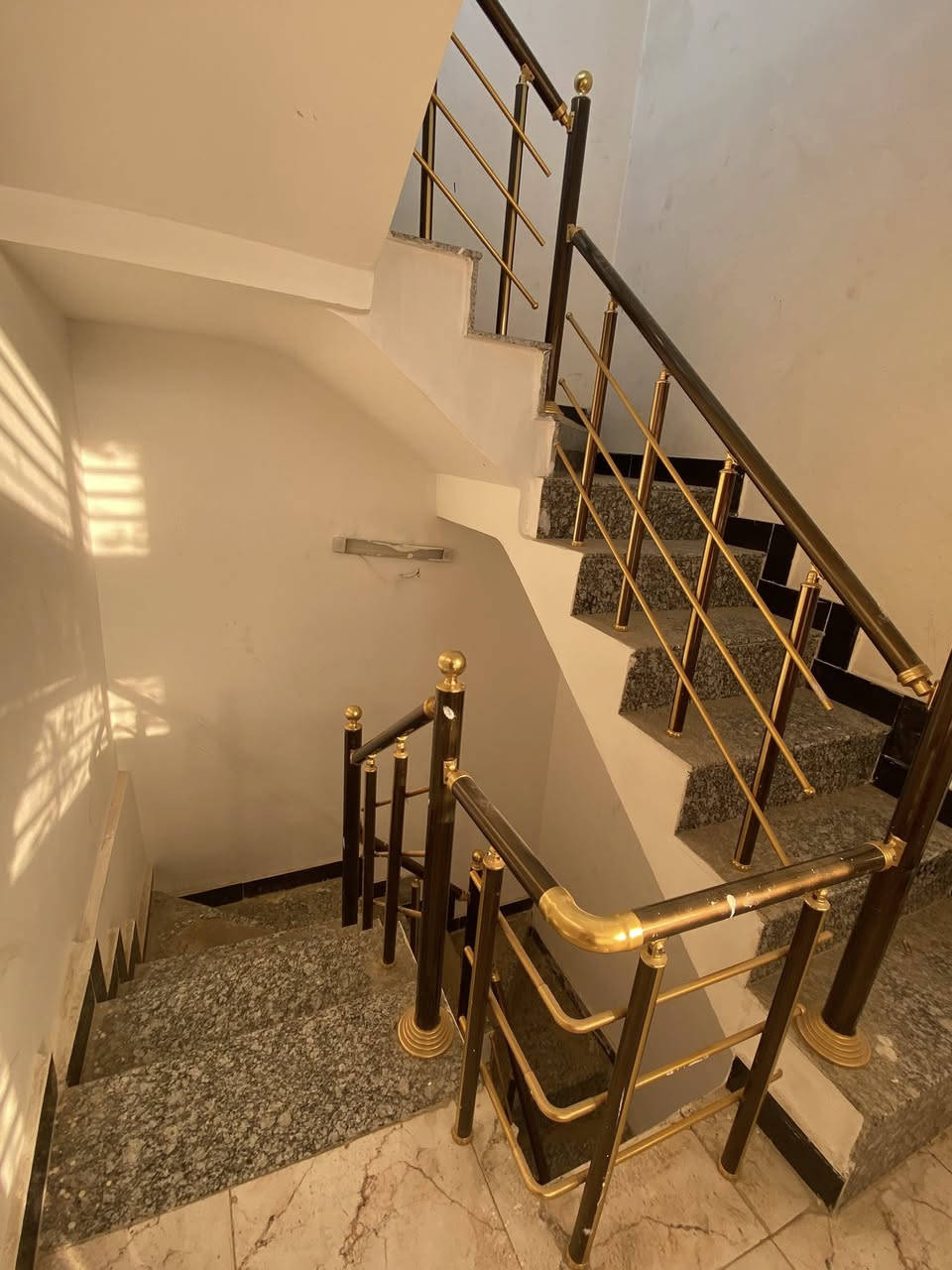 #للإيجار في منطقة السيدية

دار مساحه 50 متر ركن 

يحتوي على غرفتين نوم وصاله ومطبخ وخدمات 

نضيف جدا

بدل الايجار 750 الف

للأستفسار ***********
