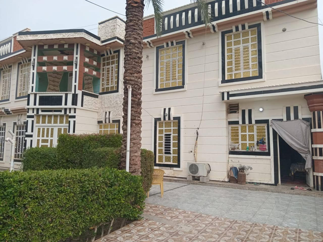 بسم الله الرحمن الرحيم
بيت البيع  في حصيبه الشرقيه قرب اسواق الخير البيت متكون من مطبخ حار بارد وصابه كبيره وديوانيه وغرف عدد 2 طابق الارضي حمامات عدد 2
الطابق الثاني غرف عدد 2وصاله وحمام 
وحديقه وصحيات خارجيه 
بناء حديث البيت بنائه طابوق 
المساحه الارض 600متر 
مساحت البناء 200متر 
السعر 200 مليون وبي مجال التواصل والستفسار ***********
وات ساب او تصال @إشارة
