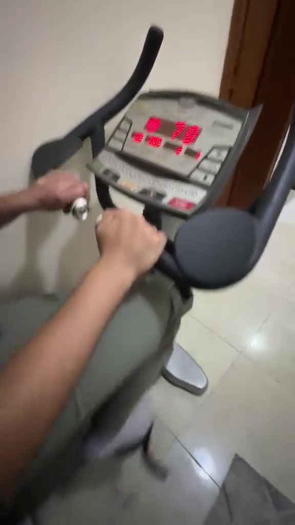 بايسكل مال قاعة ماركة ايرون مستر يتحمل اوزان عالية سرعات متعددة ثكيل وخفيف شاشة تحسب الوقت والسعرات المحروقة ودكات نبض القلب والمسافة المقطوعة بي 16 سرعة السعر 350 الف سعر قفل عنوان بغداد للشراي مراسلة الصفحة او الاتصال على الرقم *********** يوجد توصيل بكروة بغداد فقط

