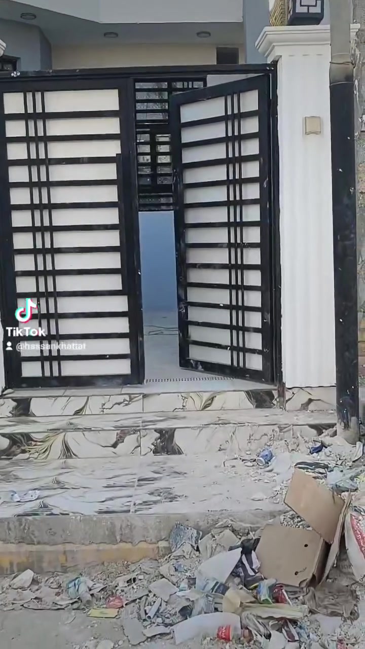 بيت للبيع طابقين المساحة 150م
بناء حديث مامسكون جاهز للسكن
مخدوم بجميع الخدمات التبليط بالباب يتكون من
صاله ومطبخ وأستقبال وغرفتين وصحيات داخليه وخارجيه
والطابق الثاني يتكون من غرفتين وصاله وصحيات وسطح
الشغل والتشطيبات درجه أولى 
موقع البيت قبل شارع 40 بفرع من جهة دار القران 
للأستفسار ***********  مكتب أوما للعقار عمارة حجي علي
