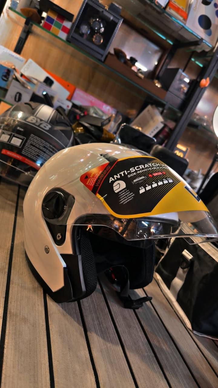 السلام عليكم شباب خوذ اصليه القطعه ٦٠ الف والتوصيل مجاني للتواصل ***********
