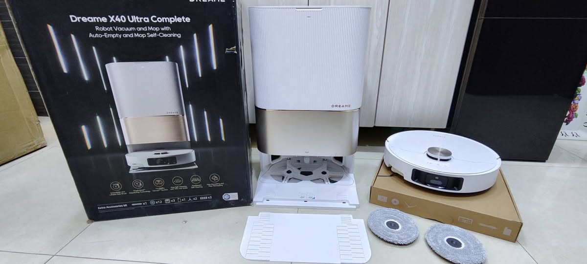 Dreame x40 ultra 
قطعه واحده فقط سعر عالخاص وسعر مناسب للعلم سعرها بالمحلات موجود باول صورة 
كنس و مسح بفرج دوارة
 تفريغ ذاتي للغبار مع فرجه وسطيه قاطعه للشعر بصورة تلقائية
غسل الوصل وتنشيفه بماء حار وبهواء حار  
وكذلك رفع الوصل اوتماتيكي عن السجاد وامكانية ترك وصل المسح في المحطه تلقائيا
تنظيف تلقائي للمحطه في اماكن وصل المسح
خروج لفرجة المسح لامكانيه الوصول للزوايه ومسحها بصورة افضل
خروج للفرجة الجانبية لكنس الزوايا بصوره افضل مع امكانية رفعها على السجاد
رفع الفرجه الوسطيه بصوره تلقائيه أثناء المسح 
كامره فيديو مع ذكاء اصطناعي في الكنس والمسح والعوده للاماكن الوسخه بصورة تلقائية
خرائط متعددة للمنزل لعدة طوابق
تجاوز عوائق بصورة ممتازه جدا
 مع تطبيق دريمي الممتاز
قوه شفط عالية جدا 12000 باسكال ومستويات متعدده للكنس والمسح
وبعد مواصفات هواي ماذاكرها


**إذا كنت صاحب هذا الإعلان وتريد حذفه لأي سبب، رجاءا أرسل رسالة إلى الدعم الفني**