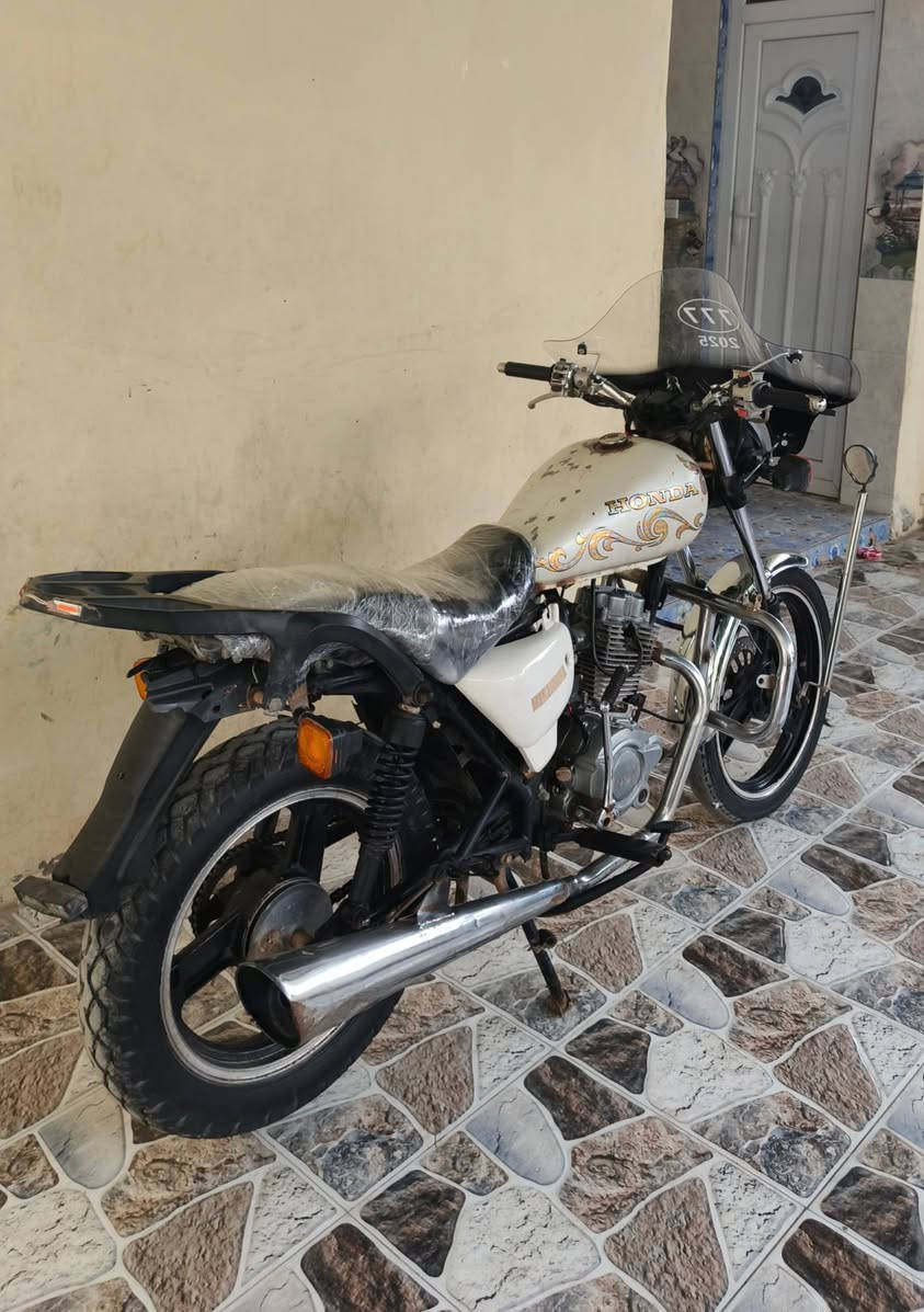 السلام عليكم
دراجة هونده 2017 أوراق كامله، للبيع السعر 350 وبيها مجال المكان ديالى شهربان ***********
