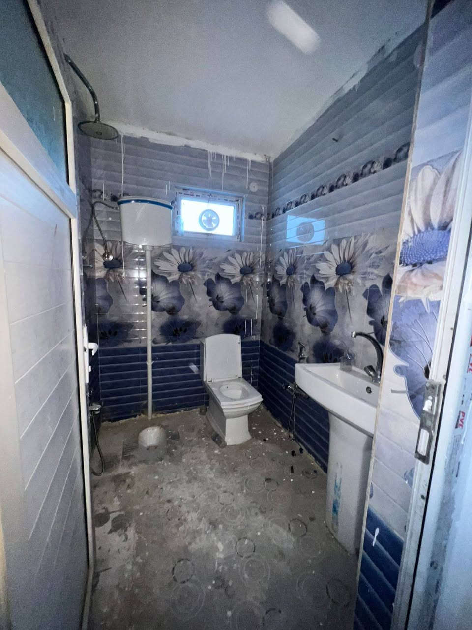 بيت مساحة 240 في الكرادة شارع 62 ، الطابق السفلي كراج سيارة ، استقبال كبير ، مطبخ ، منور عدد 2 ، غرفة عدد 2 ، صحيات عدد 2 .
الطابق العلوي غرف نوم عدد 4 ، مطبخ ، صحيات عدد 3 / كيزرات وكهرباء وماطور ومجاري كله جديد صبغ جديد موقع ممتاز وحراسة 24 ساعة
للتواصل مكتب ***********
