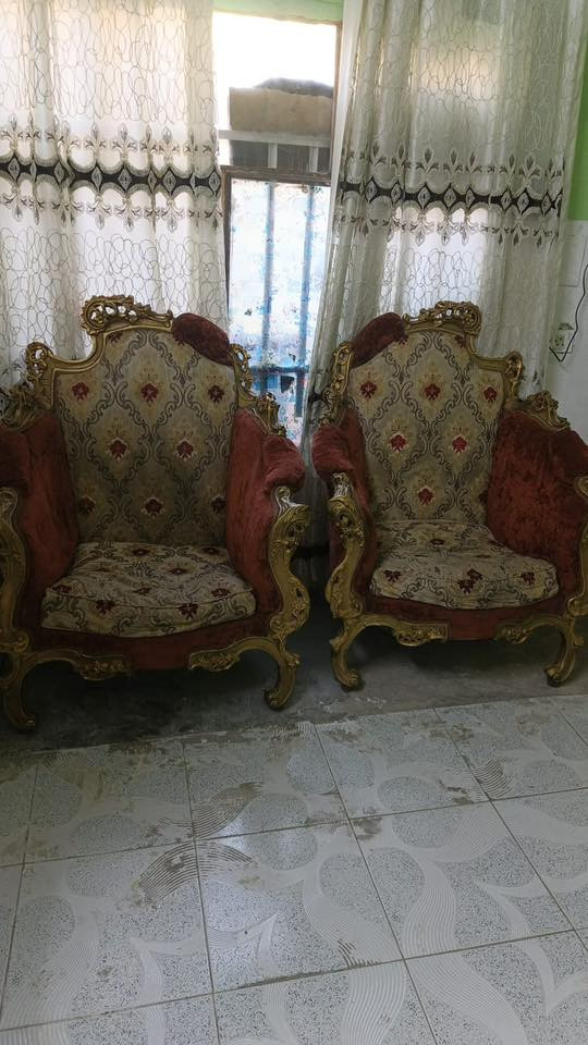 السلام عليكم تخم ملكي طراز مصري ثقيل 10 مقاعد متكون من 2 قنفه ثلاث مقاعد و 4 كراسي التخم بحاله جيده المكان الشعب السعر 250 الف الغرير ***********
