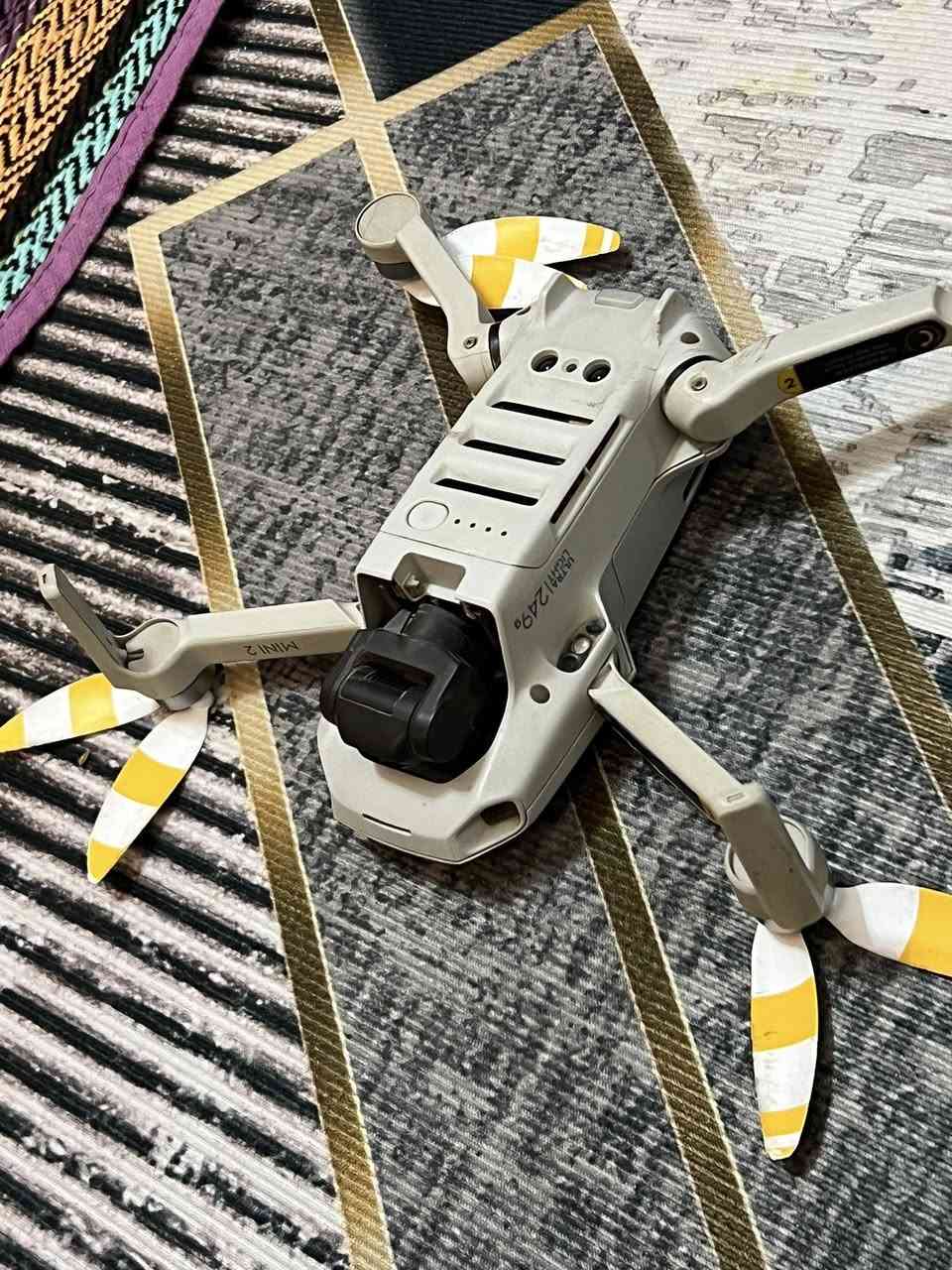 درون مني 2 لدرون نضيفه شغلهه حلو ملحقات كامله بطاريات عدد3 شراي يطب سعرهه 550 وبيه مجال مكاني البصره يوجد توصيل  ***********راسني واتساب وانه خادم
