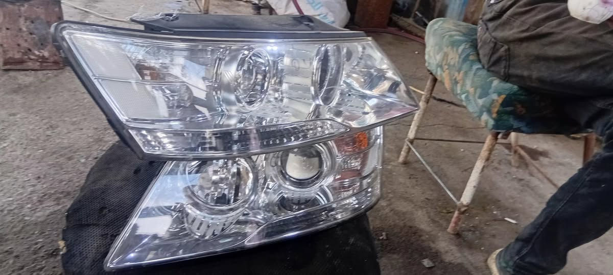 السلام عليكم شباب زوج لايت حاوية  مثل. متشوف. نظافة. السعر ١٢٠ الف.
٩.  ١٠. موديل.  ***********
