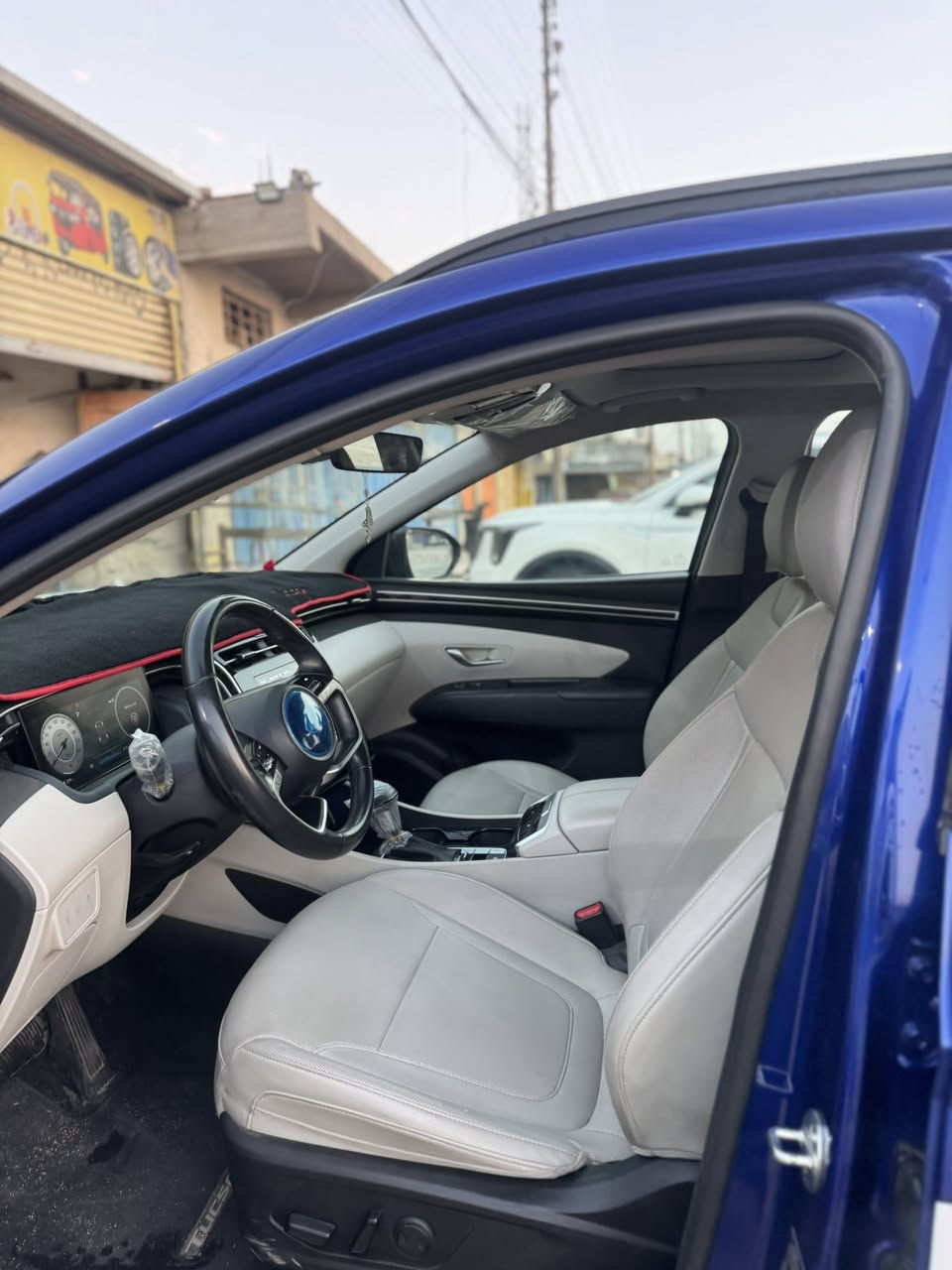 السلام عليكم.............
 سيارتي توسان زرق 2023 وارد امريكي رقم بغداد انگليزي

ماشية25 الف ميل قابل للزيادة

محرك 2500

3 انظمة قيادة 

 normal ، 

sport ، smart

جنطة كهرباء

تبريد قطعتين

اوتو ستوب

اوتو هولد

مانع انزلاق

رادار جانبي(مرايات)

مثبت سرعة

مثبت مسار(عدم خروج عن المسار)

نظام منحدرات

بصمة

فتحه كهرباء بالقمارة

تحكمات ستيرن

كشنات تدفئه
داخل سياره بيض ملكي 
كشنات تحكم كهربائي

كاميرا دوارة

شحن وايرلس

تشغيل عن بعد

النقطة العمياء

وغيرها من التحكمات المعروفة

السعر188 $ وبيها مجال                 مكاني بغداد

السيارة الحادث كماه موضح بل صوره جدنه بسيط سياره ليبل وحد  بدون دوخل 

موبايل+واتساب.                                ***********
