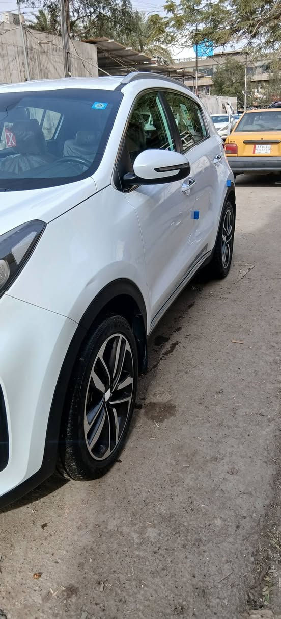 سبورتج موديل 21  ماشيه 90الف مابيه لابارد ولا صبغ بيه شخط بسيط ورصعه مثل ماموضح بالصوره السياره بصمه مكينه 2000دوش ع وضع الشركه  مكاني  بغداد للاستفسار الاتصال ع رقم ***********
