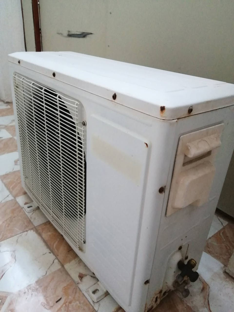 سبلت جداري حجم 1 طن گوسونك Gosonic مستعمل،  نظيف جدا وما مفتوح،  مشحون غاز 
وجاهز للعمل.. 
السعر 125 الف.. 
المكان /دوانم المعمل. 
للاتصال: ***********
