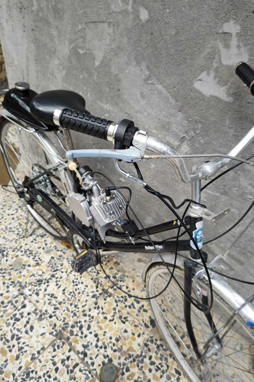 السلام عليكم بايسكل محرك 80 سي سي الله شاهد شد كارتون نضافه 100%البايسكل باله ياباني البارحة السعر 300 شاده التواصل واتساب ***********
