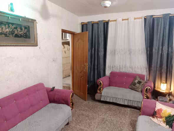 السلام عليكم ورحمه بيت لل بيع ١٠٠ متره الوجه ٥ متر النزال ٢٠ البيت نضيف يحتوي عله حمام خرجي ومطبخ خارجي و ١ستفبال و وحولي كبير و. حمام دخلي ١ غرفه  الطبق الارضي و الطبق الثاني و يحتوي عله حولي و ٢ غرف نوم و الطبق الثالث بيتونه كبيره وصطحين    البيت مكانه الحسينيه ما الرجديه موقع البيت الجريخي قرب اسوق الثقلين بل فرع اول فرع  البيت سعره  ١١٥ مليون الاستفسار اتصل عله هاذه الرقم *********** وموجود واستاب
