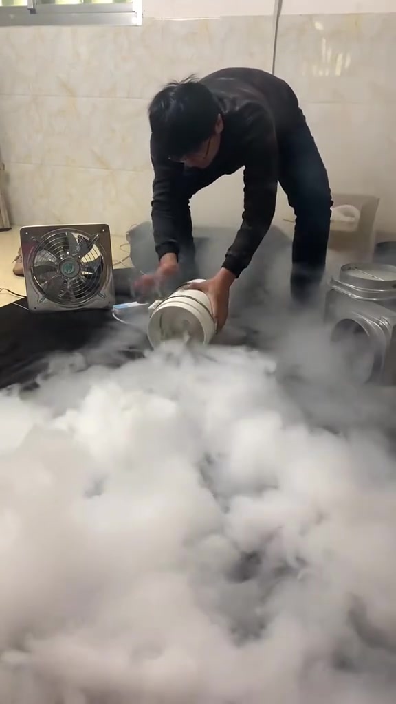 #السعر_35_الف مع توصيل 🥰
ساحبة هواء صاروخية ماك توب 🏃🔥🏃
سحب وطرد الهواء من الحمّامات والمطابخ.

تحسين التهوية داخل الغرف، المخازن، والورش.

تقليل الرطوبة والروائح والدخان.

مناسبة لأنظمة مجاري الهواء (الدكت) بقطر 4 إنج.

تُستخدم في البيوت، المحلات، والمكاتب.

المميزات

قطر 4 إنج (100 ملم)– متوافقة مع دكت التهوية القياسي.

قدرة كهربائية: 40 واط.

الجهد الكهربائي: AC 220V – 5060Hz.

تدفق هواء قوي: حوالي 310 م³ساعة.

ضغط هواء: 180 باسكال.

مستوى ضجيج منخفض: تقريبًا 34 ديسيبل.

سرعة دوران: 2600 دورةدقيقة.

تصميم صاروخي داخلي لرفع كفاءة السحب.

استهلاك طاقة منخفض مع أداء ثابت.

جسم بلاستيك متين مقاوم للرطوبة.

مزوّدة بحامل تثبيت معدني لسهولة التركيب.

سهلة الفك والتنظيف حسب دليل الاستخدام.

تشغيل هادئ مناسب للاستخدام المنزلي.

محتويات الصندوق

ساحبة هواء صاروخية MAM TOP مقاس 4 إنج.

قاعدة تثبيت معدنية مع براغي.

دليل الاستخدام.

الملاحظات

طول السلك: 70 سم.

قياس الكارتون:

- الطول: 23 سم
- العرض: 17.5 سم
- الارتفاع: 15.5 سم

يُفضّل فصل الكهرباء قبل التركيب أو الصيانة.

يُنصح بتنظيف المروحة دوريًا للحفاظ على الأداء.


**إذا كنت صاحب هذا الإعلان وتريد حذفه لأي سبب، رجاءا أرسل رسالة إلى الدعم الفني**