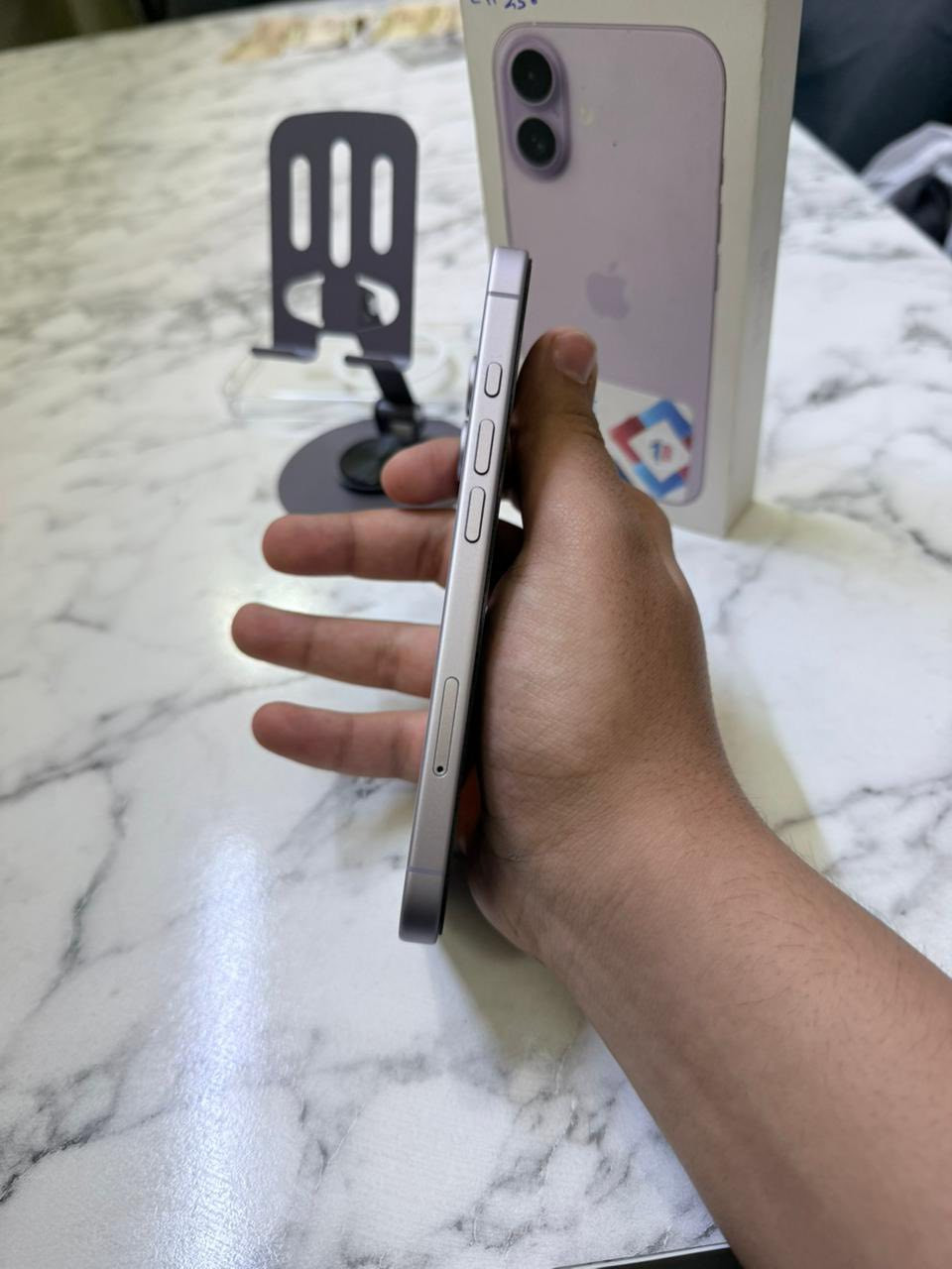 ايفون 17 عادي لون ال لافندر (بنفسجي )للبيع
الجهاز يجي دبل شريحه نموذج CH
256كيكا
الجهاز مكفول كفاله عامه 
بطاريه 100 مشحون 79 مره 
جهاز اخو الجديد
السعر مليون و 275 بي مجال بسيط للشراي 
للتواصل واتساب :***********
