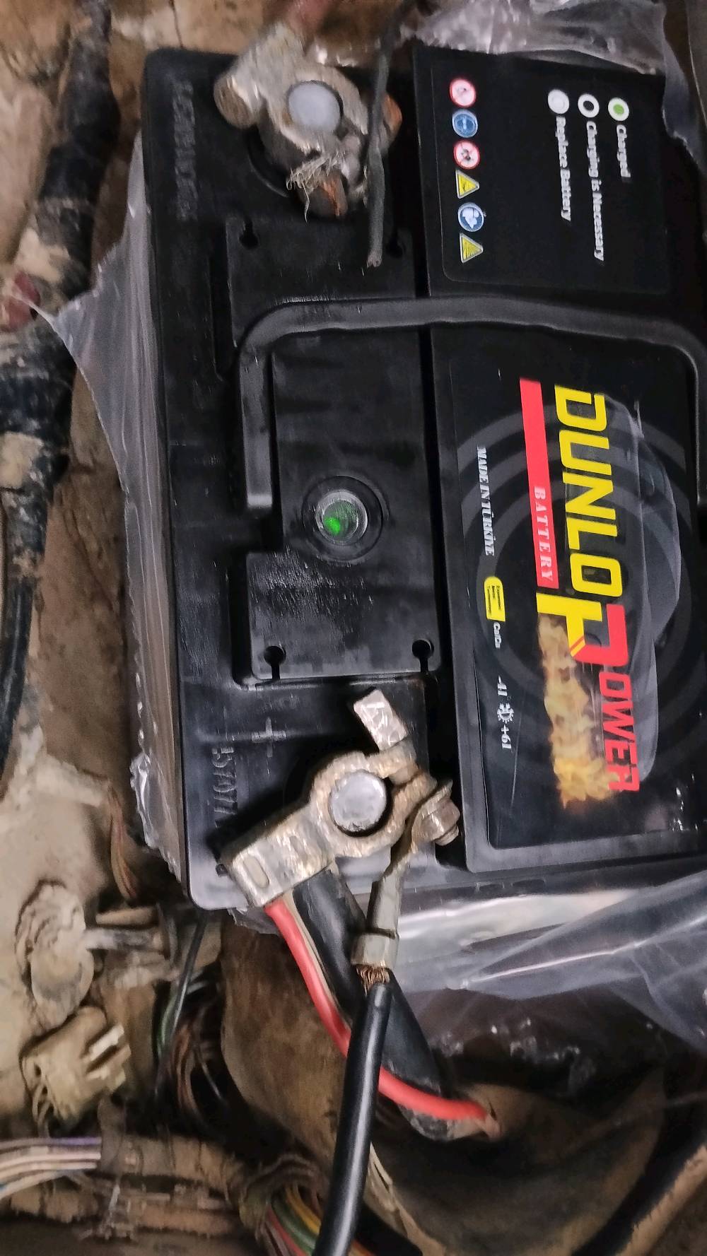 باتري حجم صغير مناسب لاي سيارة شغال بشرط جديد بليلون سعر 50 الف بيها مجال لحضرتك ويوجد تبديل ايضا الباتري 