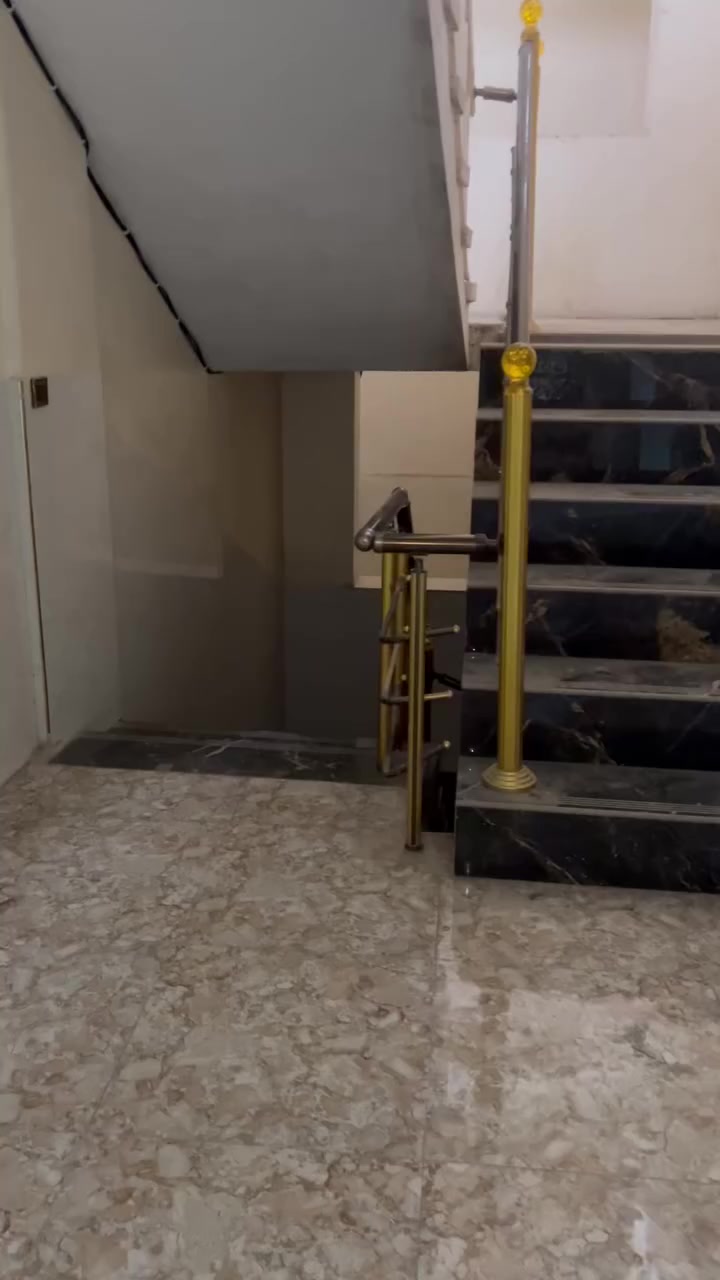 توجد شقة للإيجار غرفتين نوم ومطبخ وخدمات  نظيفة جدا للاستفسار الاتصال عل الرقم/***********
