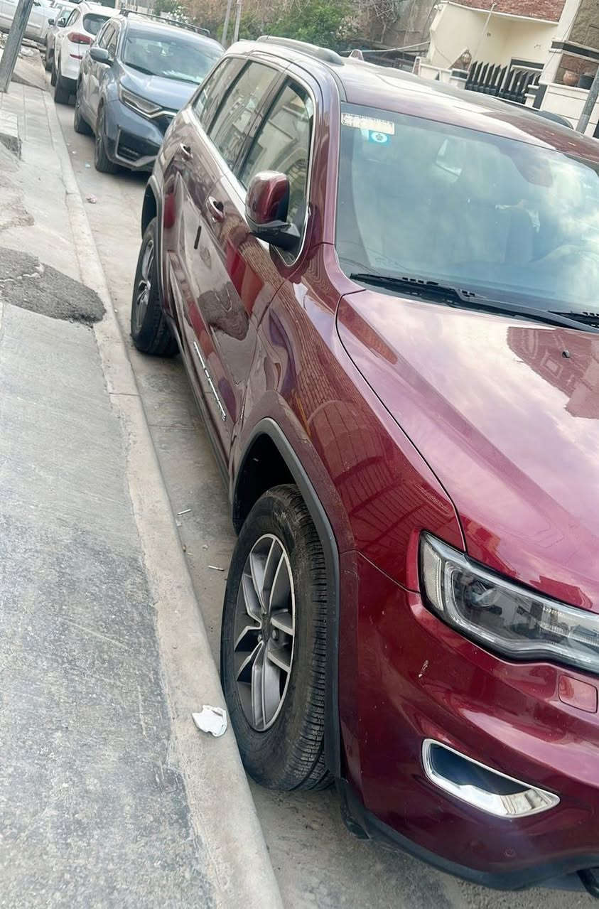 جيب لاريدو موديل 2021 خليجي 
سيارة فول مواصفات فتحة
كشنات مخمل كرسي عكس السايق كهرباء
زراك لايت اوتو ستوب وبعد بيها مواصفات جنايتها يعرفوها 
رقم بغداد باسمي والسيارة جاهزة من تخم تاير وصدر ومال بيت وجناي
مكاني المنصور
***********
