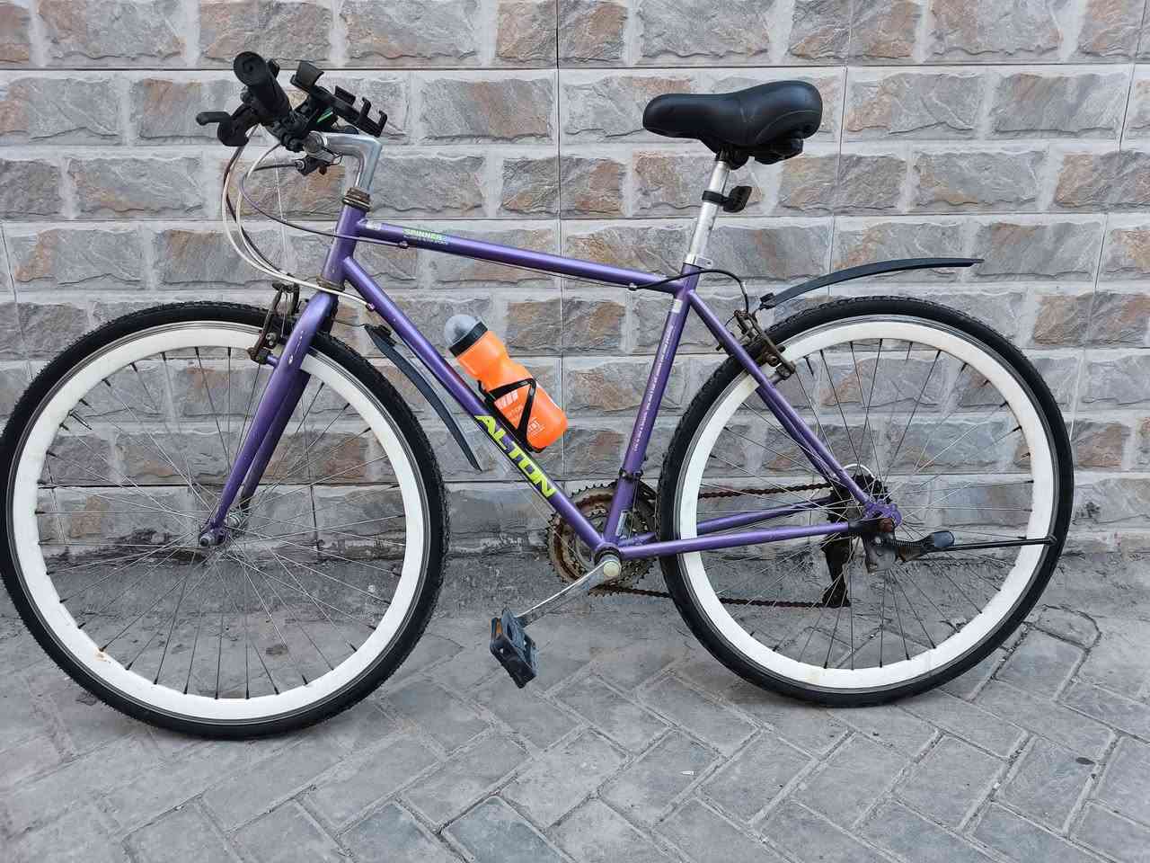 ALTON التون
من الماركات الشهيره والمميزه قياس 28 
قطعه وضع شركه بدالات3×7 جديد استعمال قليل تايرات جدد 
جوابة جدد بايسكل كلش نظيف مكاني مدينه صدر حي الاكراد 
*********** سعر 180
