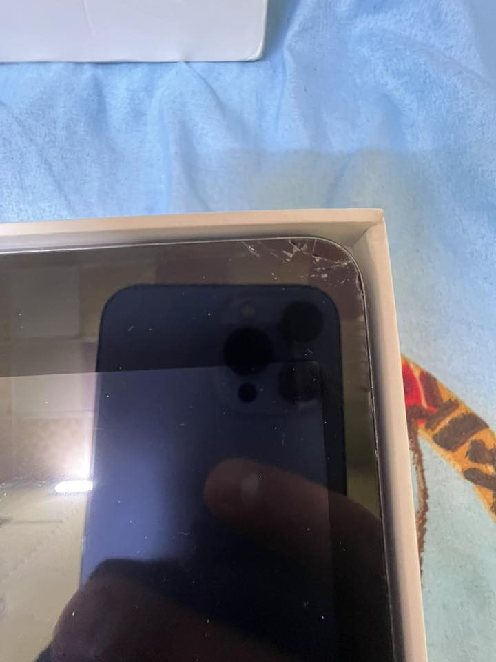 ايباد 9 للبيع ذاكره 64 نضيف حييلل بس بي هذا الكسر بل شاشة مايأثر كلشي المكان موصل ***********
