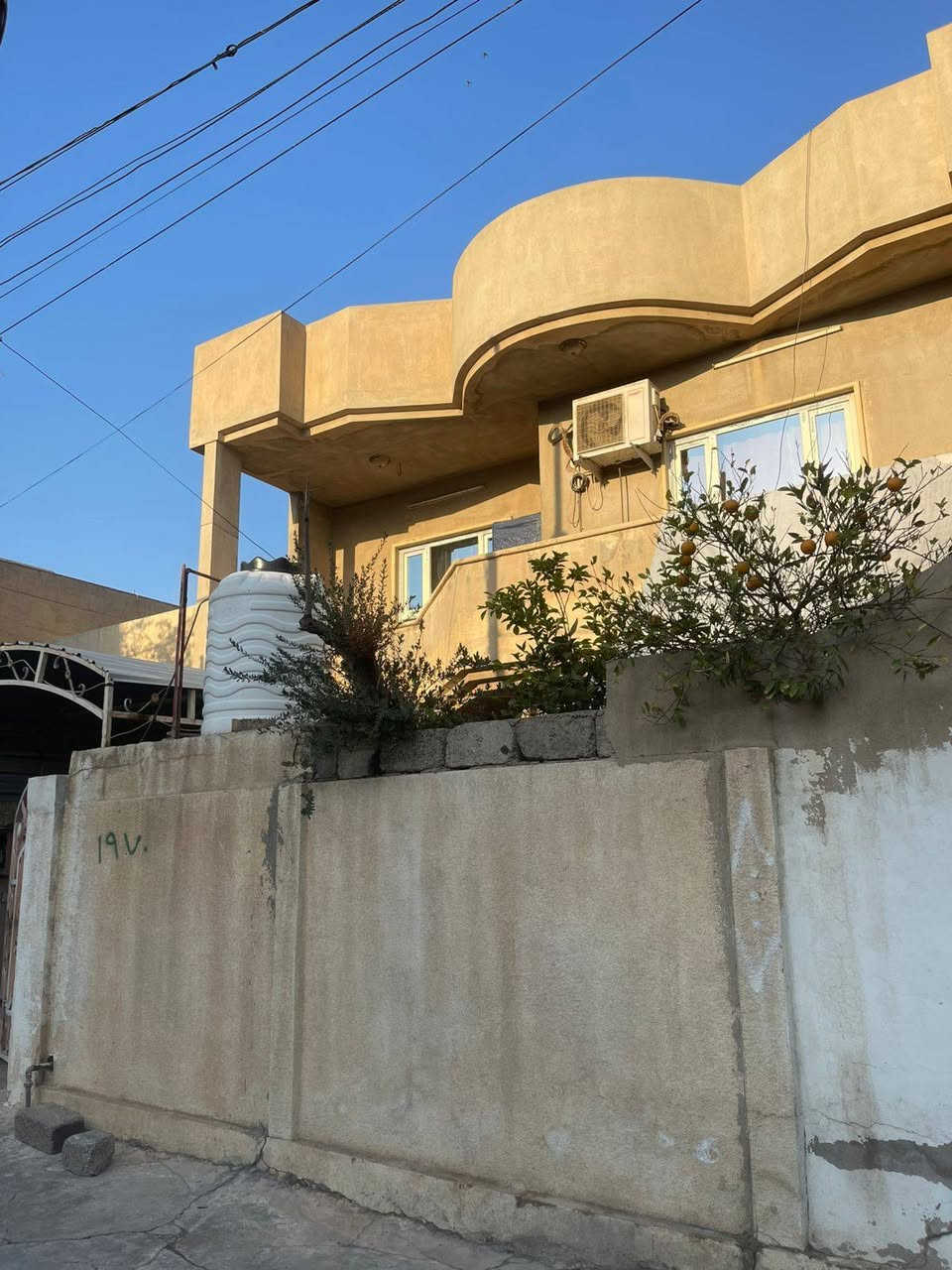 دار للبيع 🏠  يصلح للسكن أو للاستثمار 👉 

الموقع 📍 حي الصديق مقابل متوسطة المهيمن 🏫داخل الفرع 

المساحة 200 متر ❇️.        الواجهة 10.✳️       العمق 20 ✳️

شارع تبليط بعرض 12 🛣️.         اتجاة الدار قبلة  جنوب 🌞 

الدار طابقين مفصول الأرضي عن الثاني ✔️ 

الطابق الارضي مكون من/ غرفتين نوم/ هول/ استقبال/مطبخ/صحيات/ كراج 🌟

الطابق الثاني مكون من/ ثلاث غرف نوم/هول/مطبخ/بيتونة ✨ 

للاستفسار اكثر الاتصال على الارقام التالية 👇 أو مراسلة الصفحة  للمكتب 

***********📱***********📱         السماك لتجارة العقارات 👉 

عنوان المكتب 📌 حي الصديق بعد مرطبات البحرين سائدين الصديق الرئيسية مقابل مدرسة تبارك الاهلية 👍
