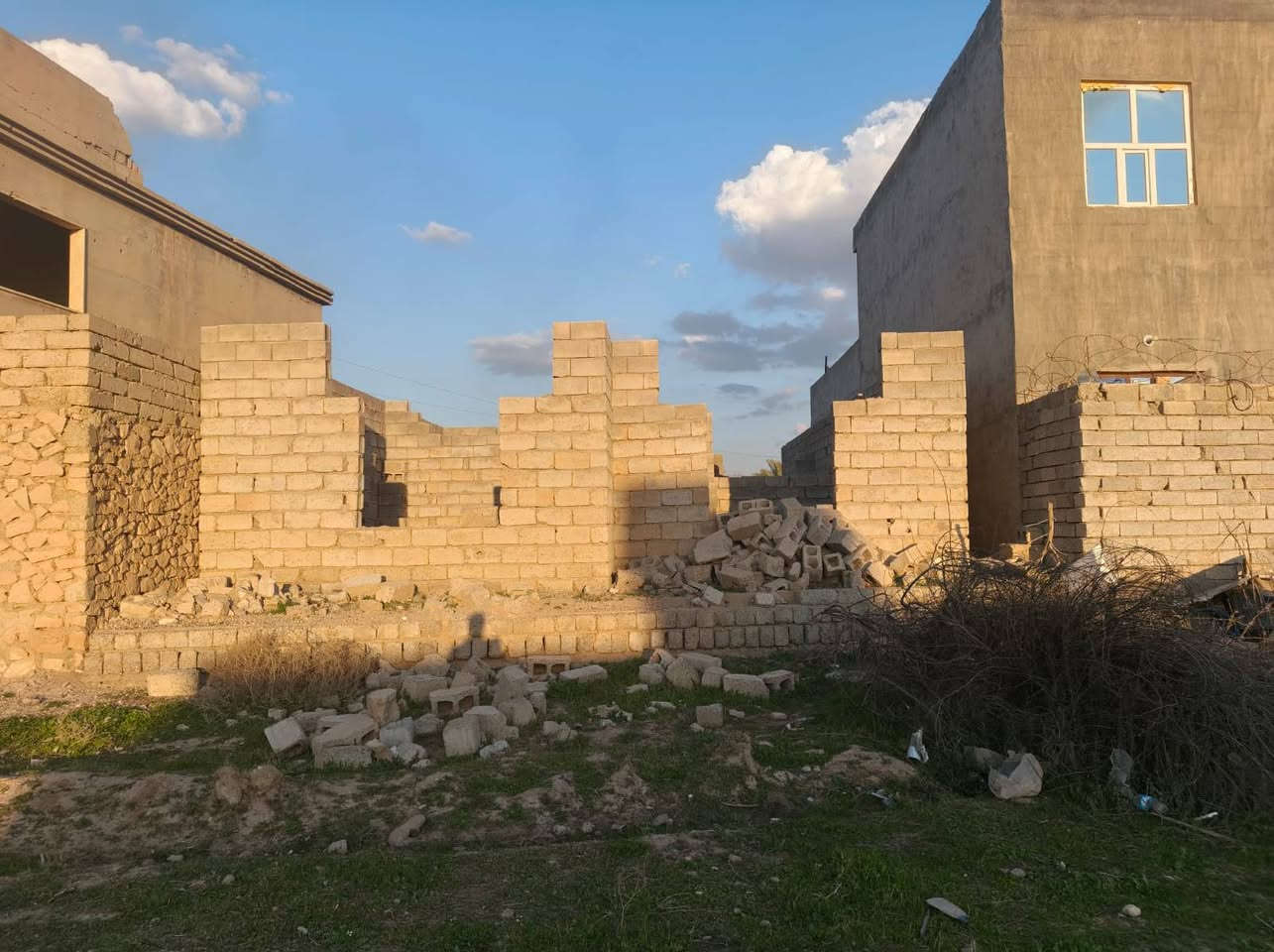 هيكل للبيع بيجي حي المهندسين غرفتين
وصاله ومطبخ حار وبارد وربعه 
مساحة القطعه 240 واصله تبليط 
رقم الهاتف ***********
