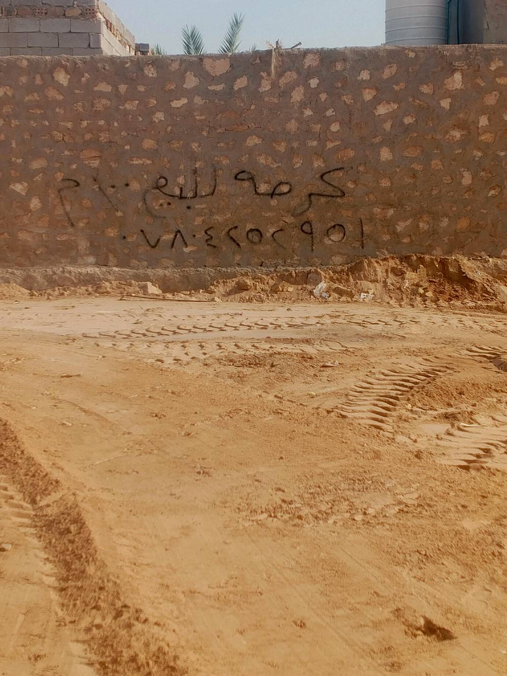 عرصه 100 متر بالنجف طريق يا حسين عمود 123 عرفه 100 متر عن شارع العام مي وكهرباء بيها وشارع مبلط السعر 1000000 رقم الهاتف*********** العرصه كانت زراعي وجاي عليها تطويل وما عندي امكانيه اطوبها