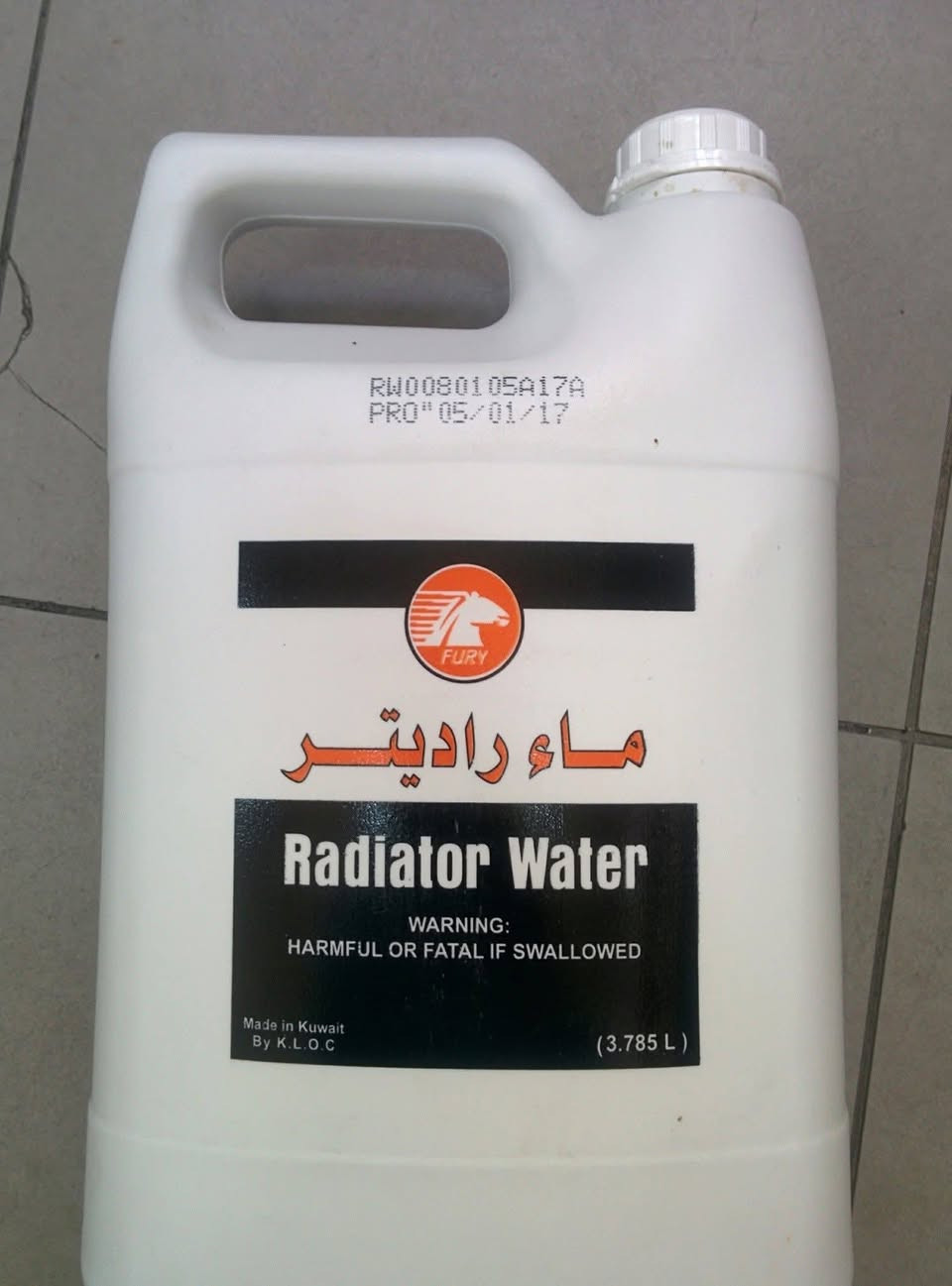 ماء_راديتر_اخضر 
السعر 4000 وتوصيل مجاني داخل الرافاعي 
راسلونا على الخاص اوتصال على 📞

. 
. 
‏‪0789 041 2449‬‏📞
يغض العديد من قائدي السيارات النظر عن نقطة مهمة جدا في جدول الصيانة الدورية لسياراتهم، وهو المحرك الذي يعتبر قلب السيارة، والذي بسلامته وصيانته الدورية الصحيحة مع مراعاة الطرق السليمة في ذلك، يمكنه أن يوفر لك قيادة آمنة وسلسة لسنوات طويلة.

فنقصان ماء خزان تبريد المحرك، يؤدي إلى ارتفاع مباشر في درجات الحرارة الداخلية للمحرك وبشكل أكثر بكثير من القدرة الاحتمالية له، ما يؤدي إلى توليد ضغط كبير، لا يستطيع المحرك تحمله، قد يتسبب في انفجاره أو انفجار خزان مياه تبريد المحرك، أو أي من الأنابيب الرئيسة الموصلة من وإلى المحرك، أو قد تؤدي هذه الحرارة المرتفعة إلى تلف قد يصل إلى جسم المحرك، لا يمكن إصلاحه إلا بتغير هيكل المحرك أو رأسه أو القطع الرئيسة بداخله.

وبالتالي، يقوم العديد من سائقي السيارات بملئ الراديتير بالمياه العادية بدلا من شراء تلك الخضراء المخصصة لهذه العملية أم الحمراء. ولذلك يطرح التساؤل حول الأفضل لسلامة السيارة؟

1- المياه العادية تحت المجهر.

– تحتوي المياة العادية على نسبة كبيرة من الأملاح التي تتراكم على السطح الملامس للرادياتير و تعمل على تآكله بعد فترة.

– قد تتسبب تلك الأملاح في أضرار بالردياتير تصل إلى حد الصدأ نظراً لتفاعل المياة العادية والمحملة بالأملاح مع النحاس أو الحديد، كما أن درجة غليان المياه العادية هي عند 100 درجة مئوية.

2- المياه الخضراء ومنافعها.

المياه الخضراء تكون مقطرة بدون أي أملاح أو شوائب ومعالجة بحيث لا تكون أقرب للحامضية.

– يتم إضافة بعض المواد التي تعمل على عدم تفاعلها مع جسم الرادياتير الداخلي.

– يضاف عليها مادة ترفع من درجة غليانها إلى أكثر من 100 درجة مئوية مقارنة بالمياه العادية.

3- الفرق بين المياه الخضراء والحمراء

المادة الأساسية الفاعلة في المياه المعدلة هي الجليكول، لكنها تختلف بين أيثلين جليكول للمياه الخضراء وبروبلين جليكول للمياه الحمراء.
