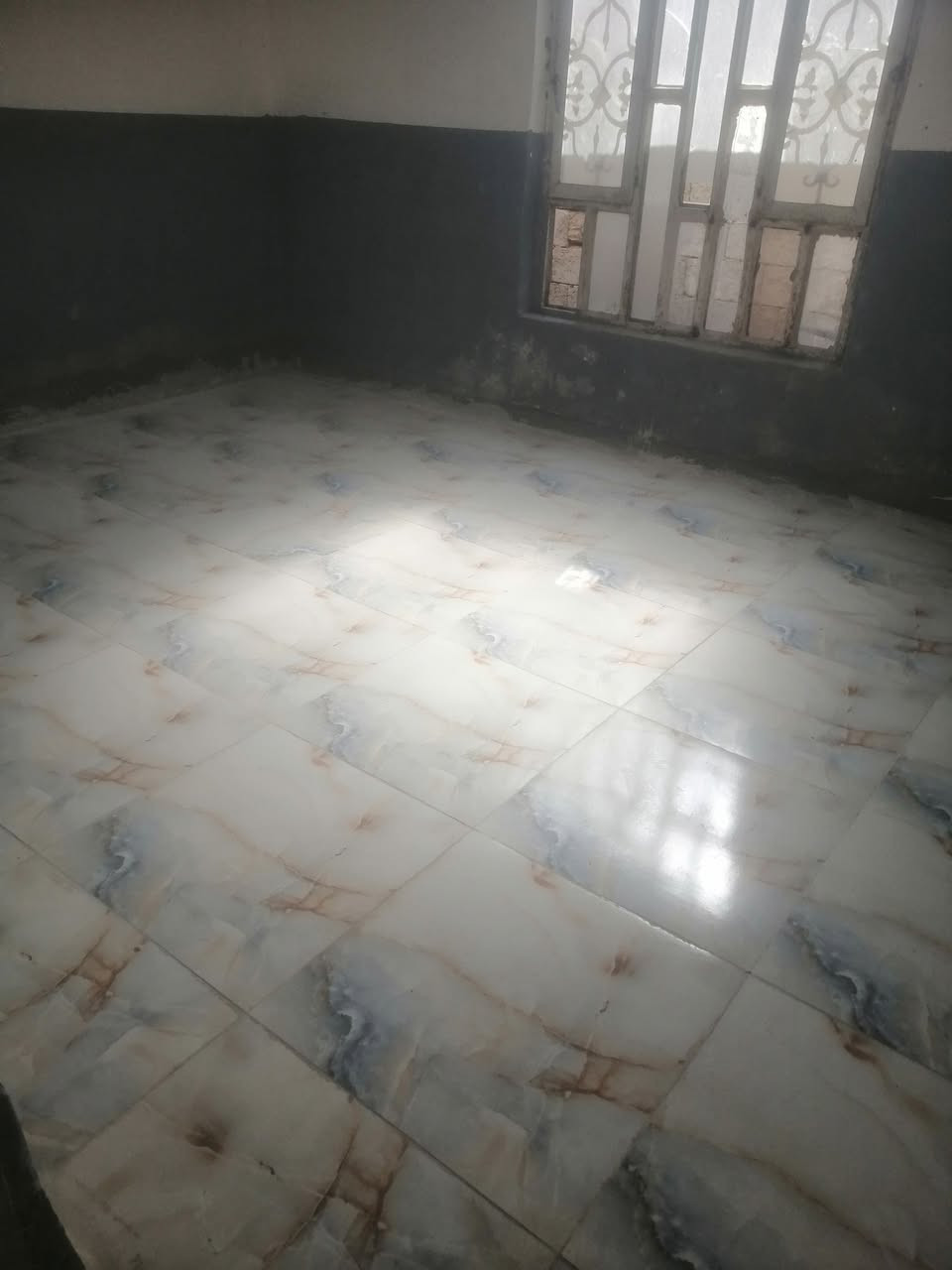 دار للايجار نظيفه ومرتبه  سايدين المعمل مقابل محطة ماء الشافعيه الجديده،،،  الايجار  ٢٠٠  ألف  ((((رقم الموبايل  ***********   أبوعلي
