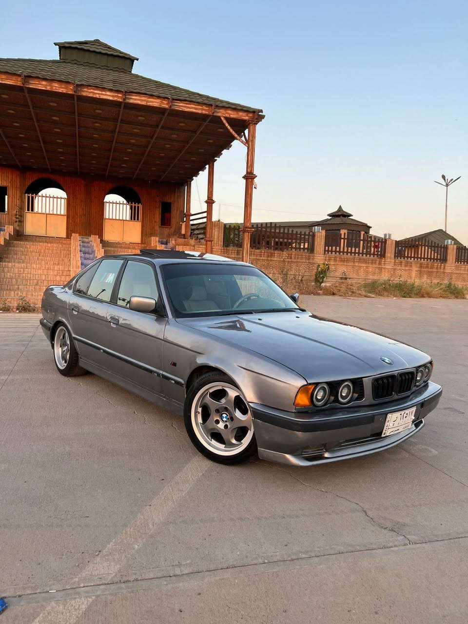 السلام عليكم BMW موديل 1991 محدث 1995 مكينه 520i كبس گير عادي تبريد وتدفئه سلايت مابي نقص برغي كأمره خلفي و امامي تصوير 4K سعر59وبي مجال رقم ***********
