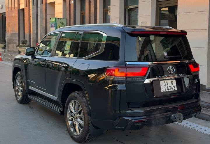 لاندكروز VX  الموديل : 2024
العداد : (33.000الف) فول فول مواصفات 
الرقم : بغداد 
المواصفات السياره فول 1/1 اعلى فئه بلاندكروز 

داخل احمر 
شاشات خلفيه 
نضام صوت jbl
اربع كامرات + رادار امامي + كشنات خلفيه كهرباء
(السياره مكفوله كفاله عامه من كلشي ومغلفه ppf بعدهه ع وضع الشركه استخدامهه جداً نظيف ومسويلهه صيانه كامله دهن وفلاتر )
رقم صاحب سيارة (***********
