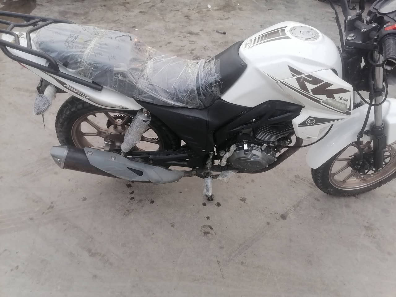 السلام عليكم شباب هاي دراجه موديل 23 ار كي ايطاليا سعر 850 مجفته تجفيف شركه اوراقها عنواني  بغداد بسمايه راح اخليه رقمي والشراي يتصل دراجه كامله وشغاله من كل شيء كله قسم ما بيها والتفاصيلها كله بالمنشور***********
