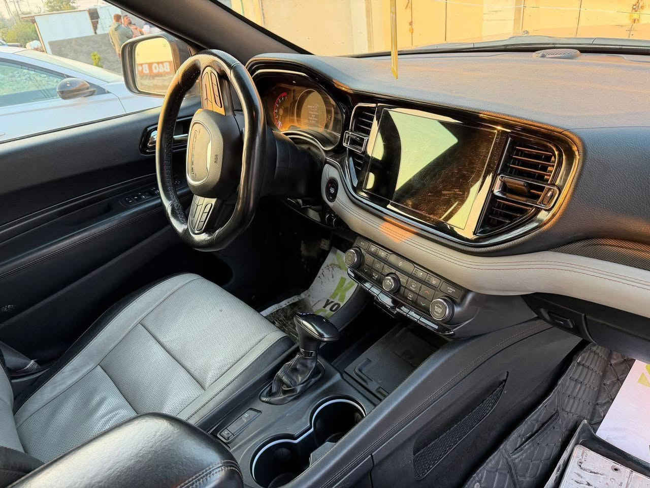 دودج دورنكو RT فول مواصفات للبيع 

موديل: 2022 – اللون: سمنتي المميز 
المحرك: المرغوب HEMI 5.7 V8 – وارد أمريكا

 الحالة: حادث خفيف ( حافة البنيد وتم تبديل بنيد ) 
ملاحظة ( جميع الايرباكات سليمه ) 
السيارة نظيفة جدًا وبدون أي نقص.
 المواصفات: 
بصمة تشغيل و تشغيل عن بعد مع أبواب و صندوق بصمه
كشنات جلد كهربائية الاماميه مع خزن وضعيات سايق 123
تبريد + تدفئة للكشنات الاماميه مع كشنات خلفيه تدفئه 
ستيرن كهربائي + تدفئة + شفتات 
كشنات منفصل vip 
سكان ( - + ) 
شاشة كبيرة مع نظام ملاحة وخرائط و كار بلي 
رادارات توقف ذاتي 
وضعيات قيادة (Eco / Sport)
تشغيل عن بعد مع تبريد 3 قطع 
صندوك كهربائي مع نظام الدفع الرباعي (4x4) 
حساسات خلفية + نظام مانع انزلاق
لايت LED زينون مع لد اشاير 
أبل كاربلاي + AUX + USb
شحن لاسلكي
ملاحظه بسيطه يوجدا بارد بسيط في جاملوغ خلف سايق بسيط جدا
مسافه مقطوعه 74 mi 
رقم بغداد تحويل مباشر 
 الموقع: ديالى الوجيهيه رقم السيارة بغداد 
*********** 
*********** سعرهه325بيهه مجال بعقوبة, ديالى
