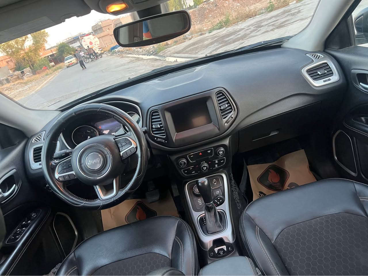 کۆمپاس مۆدیل ٢٠١٨ تەنها یەک پارچەو نیوی سبوخە بەبێ لیدران بەبێ ژورێ هیچ ئیرباگەکی نەتەقیە هەموی بیلادیە گێرو مەکینەو تەبرید هەمو شتی بەشەرتە نەکراوەتەوە سەیارەکە زۆر جوانو پاکە ٥٢ هەزار حەقیقی رۆیشتیە نرخی ١٢٢ وەرەقە 
*********** أربيل, العراق
