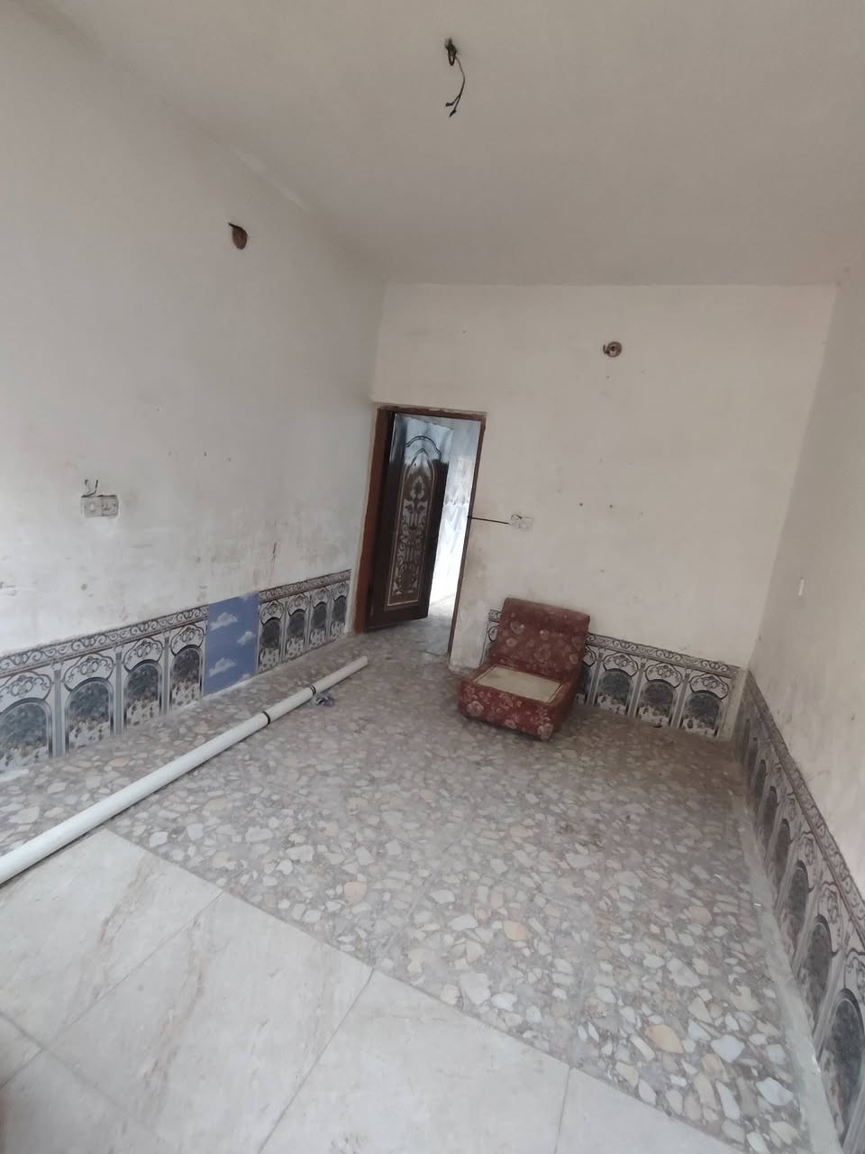 بيت للايجار الدوانم فرع واثق البيت يحتاجلة تنظيف البيت اعلى من الشارع غرفتين ومطبخ وصالة وطرمة صغيرة 250 الف .. الاستفسار ***********.. غير متواجد فيس
