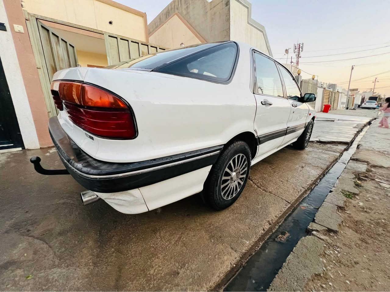 مسيبوشي كلاندموديل١٩٨٩ابيض
رقم كركوك مشروع وطني رقم انكليزي كلها جديد تحويل ثاني يوم
بيها بونيت و ربع جاملغ صبغ فقط
حداديه و تايرات بشرط كهربايي كلها شغال گير عادي سياره فتحه 
مكان سياره كركوك 
***********
سعر٣٧بي مجال كركوك, العراق
