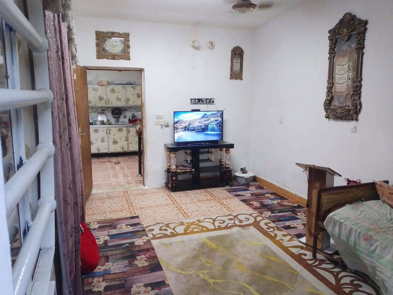 السلام عليكم بيت 100متر  منطقة الحبيبيه  قرب تقاطع الكهرباء بضهر حيدر ابو الشربت  قريب عل شارع العام  البيت  يتكون من استقبال وممر ابصف الستقبال وصالة وحمام وغرفة نوم الطابق الاول الثاني غرفة وصالة وسطح الثالث بيتونة وسطح البيت بي سطحين  البيت شوفت عينك نضيف   طابو زراعي قرار 25محكمة الرقم ***********
