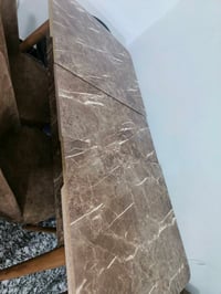 ميز طعام يتكبر ويتصغر مع ٤ كراسي ب٩٠ الف مجال بسيط  هو يستوعب ٦ كراسي ...