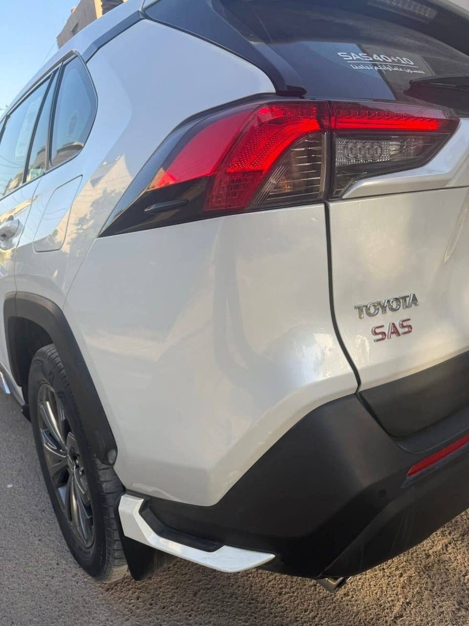 السلام عليكم .. 
رف فور 2023  بغداد هايبرد خليجي شركة ساس كفاله الشركة كير ومحرك وصدر  بعدهي ضمن مدة الضمان
 فول مواصفات 
محرك ٢.٥ 4سلندر
 كير 8 سرعات  اوتو 
 فتحات تكيف خلفيه 
 حساس امامي خلفي 
مصابيج LED اماميه واناره نهارية.
 ماشيه 33 الف  
 ملاحظة ...
 السياره كفاله عامه عدا تكحيل بسيط في الدعاميه الاماميه والخلفيه موضح بالصور 
  اضافات السيارة ...
 دوشمه محيطيه للسياره بالكامل
عازل حراره للسياره بالكامل
   السعر .. ( 280 ورقه )  مجال بسيط
  العنزان : بغداد الشعب قرب النادي العربي
 للاستفسار الاتصال على الرقم 
 ***********
