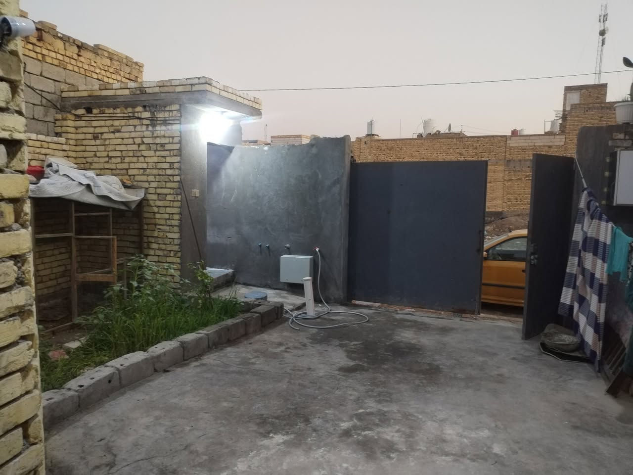 #يالله (اللهم صل على محمد وآل محمد)

#بيت زراعي 175 متر ركن على 3 شوارع للبيع

يحتوي على غرفتين وإستقبال وصاله ومطبخ وحمامات خارجيه وداخليه ويحتوي وطارمه

#خدمات متكامله ماي مجاري كهرباء تبليط وأرصفه وإناره وكيبل ضوئي للإنترنت بالباب

#البيت بيه نواقص بسيطه تريده يكمله مفتاح تريده على وضعه ☺️

#البناءطابوك صب كونكريت رباط أرضي 👍

#العنوان ناحية أور (السديناويه) قرب مجمع بشير مقابيل الطابو ✅

#السعر واي تفاصيل التواصل على الرقم ***********
