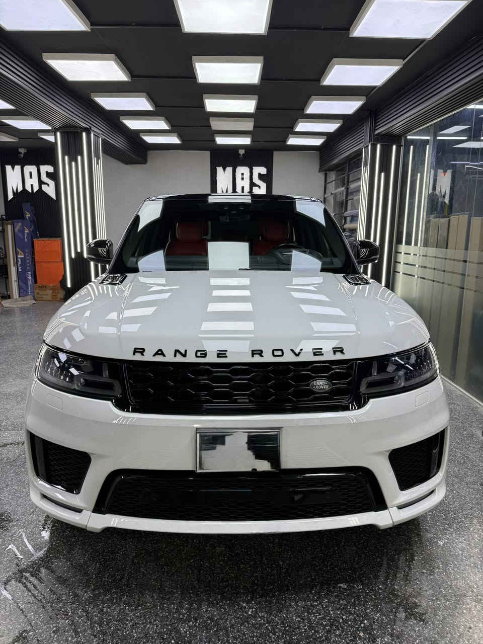 اجدد و ارخص رانج سبورت بالعراق كلة 🔥
2020 امريكي فول مواصفات داخل احمر 
السيارة ضررها من امريكا بنيد مبدل نفس اللون السيارة كلها مكفولة من الصبغ و البارد و الشواصي و اللغود و كلشي مكفول بيها ماشية 44 الف و مابيها اي نقص او صرفيات 
حتى تخم تايرات جديد بيها 
السعر 42,500$ و بيها مجال بسيط للشراي 
للتواصل على الرقم او واتس اب فقط 
*********** 
السيارة موجودة في بغداد القادسية
