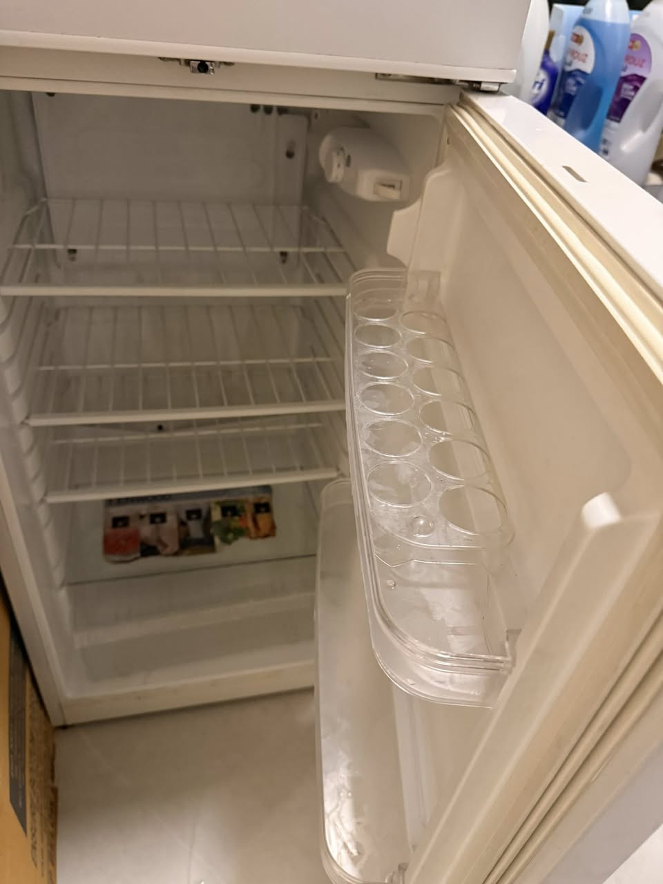 ♻️♻️للبيع♻️

ثلاجة كينوود (Kenwood) حجم 8 قدم - نظافة ممتازة

نظيفة جداً من الداخل والخارج.
اقتصادية بأستهلاك الكهرباء
مكاني بغداد اعظمية
السعر (175)


**إذا كنت صاحب هذا الإعلان وتريد حذفه لأي سبب، رجاءا أرسل رسالة إلى الدعم الفني**